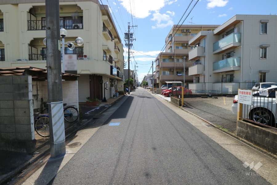 敷地北側の前面道路。交通量の少ない通りです。