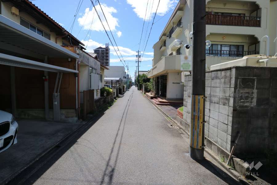 敷地南側の前面道路。交通量の少ない通りです。