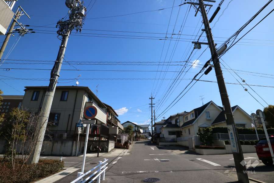 敷地南側の前面道路（西側から）