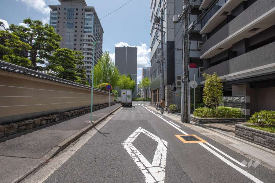 敷地東側の前面道路（北側から）