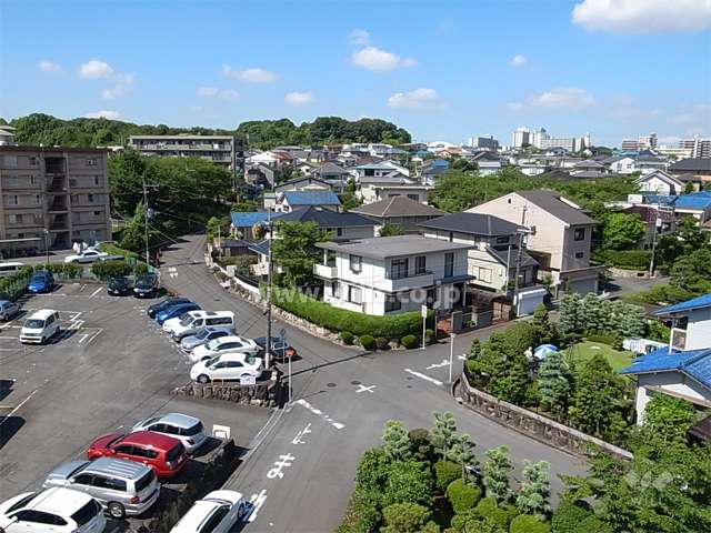 周辺は津雲台の緑豊かで閑静な住宅地です。