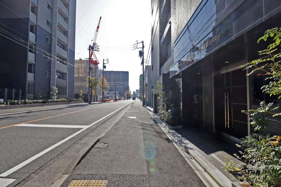 敷地東側の前面道路（北側から）