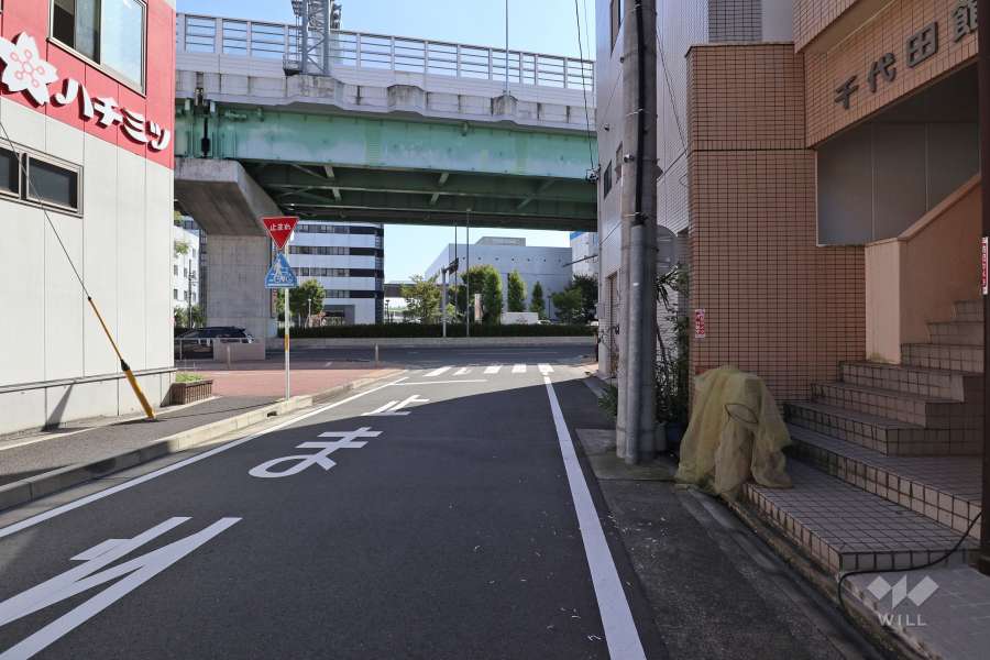 敷地北側の前面道路（西側から）