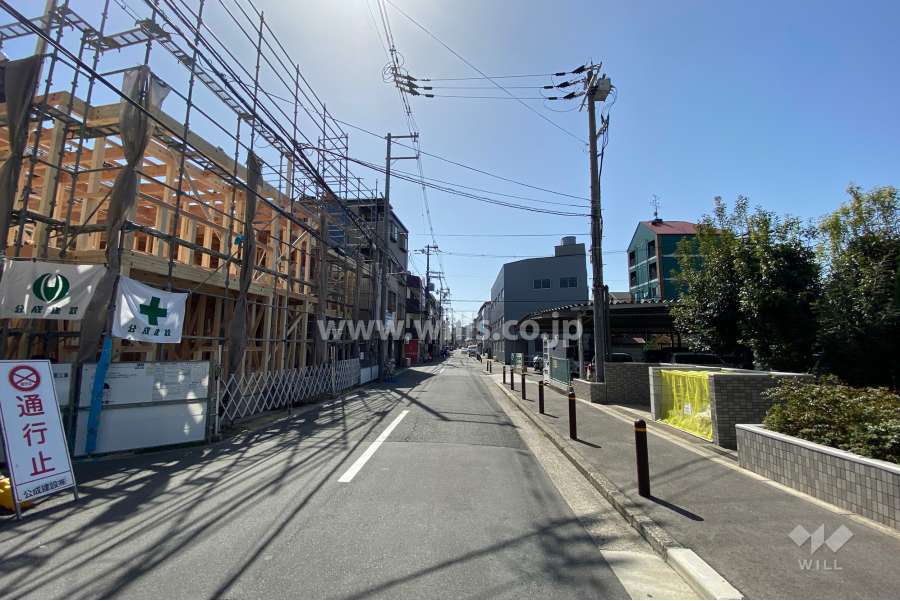 敷地南東側の前面道路（北東側から）