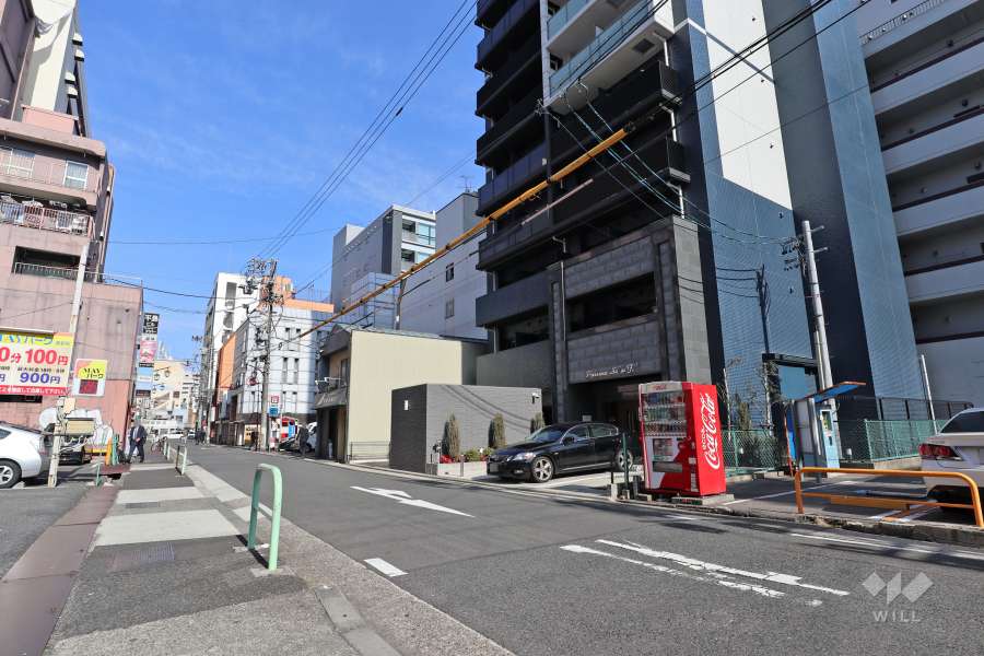 敷地西側の前面道路