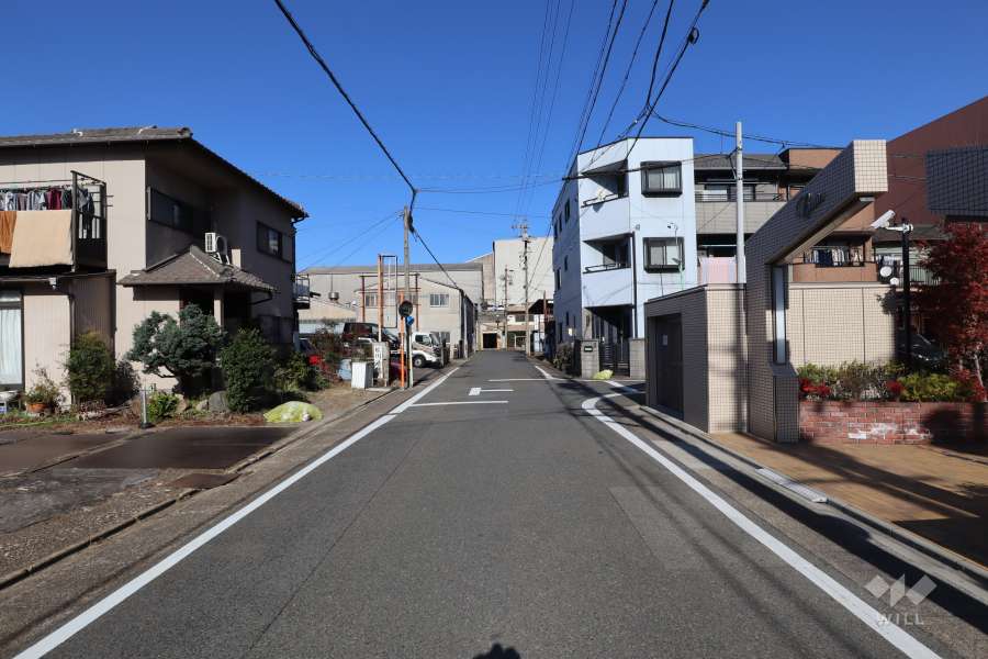 敷地西側の前面道路（南側から）