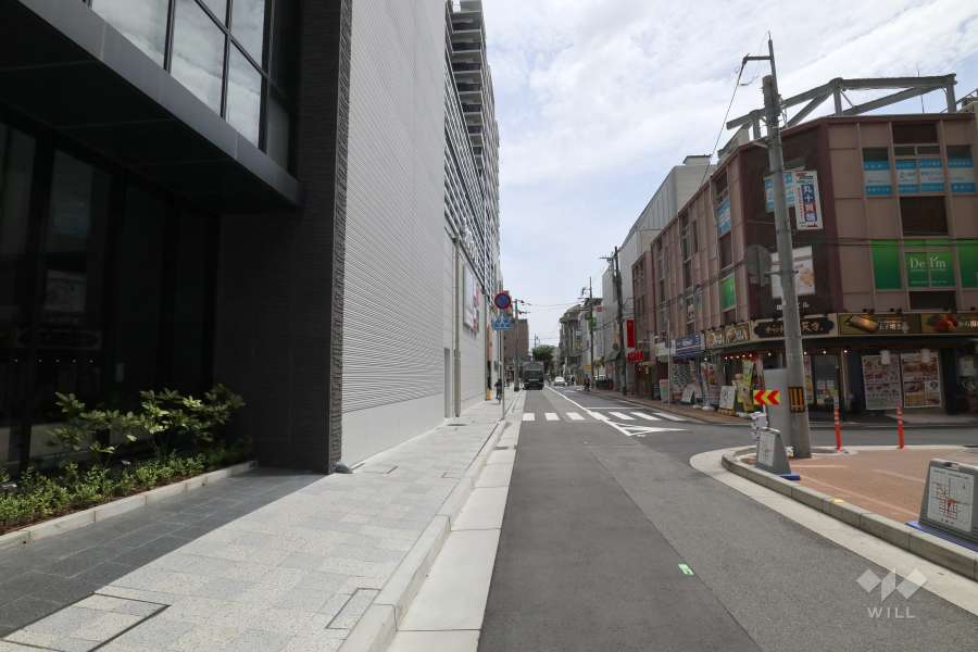 敷地西側の前面道路(北側から)