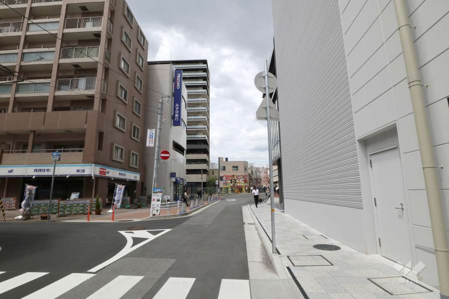 敷地西側の前面道路(南側から)