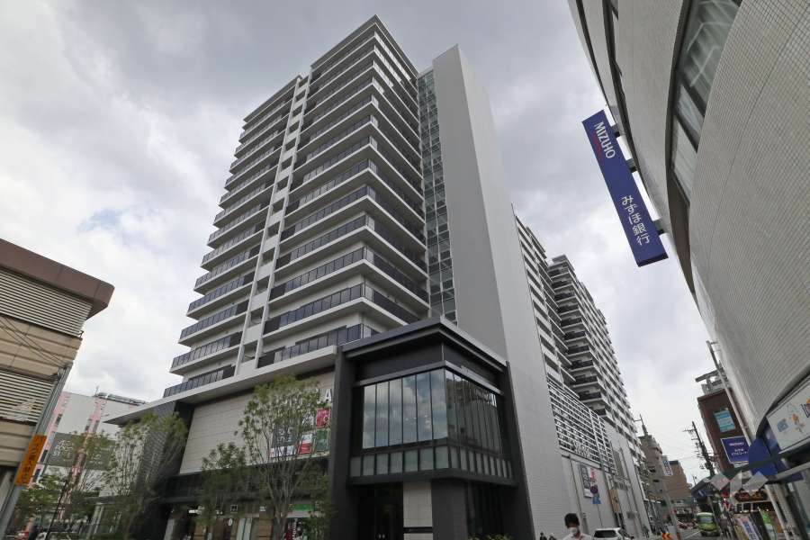 プラウド阪急塚口駅前の外観(北西側から)