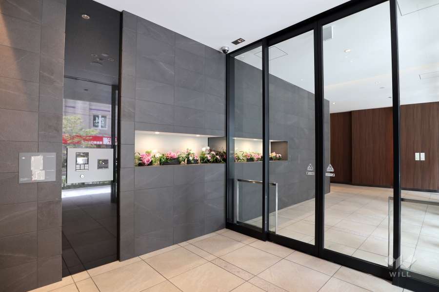 エントランスはオートロック付きです。(南側)