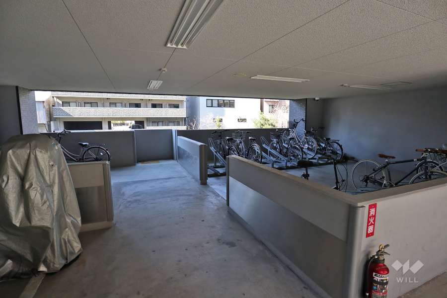 バイク置場と駐輪場は屋内にあります。