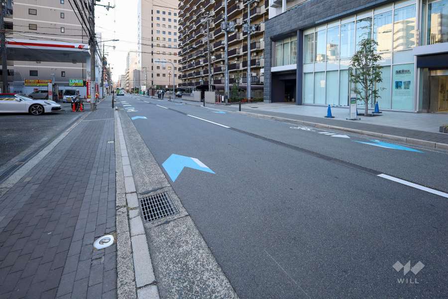 敷地東側の前面道路(北側から)