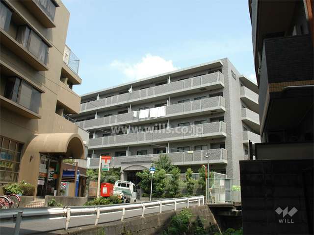 敷地の東側には水路が流れ、南側には郵便局、名神高速道路の高架橋があります。