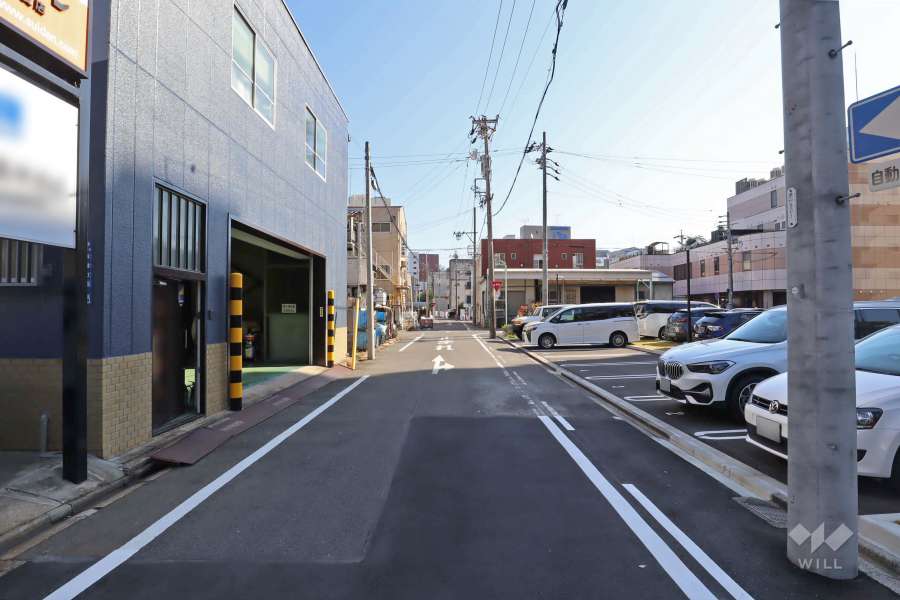 マンションの敷地北側前面道路（西側から）