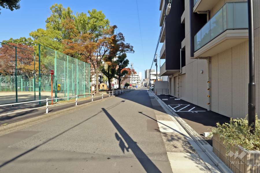 マンションの敷地西側前面道路（南側から）