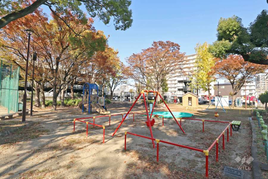 ファミリアーレ神宮東第2の西側には新開公園があります