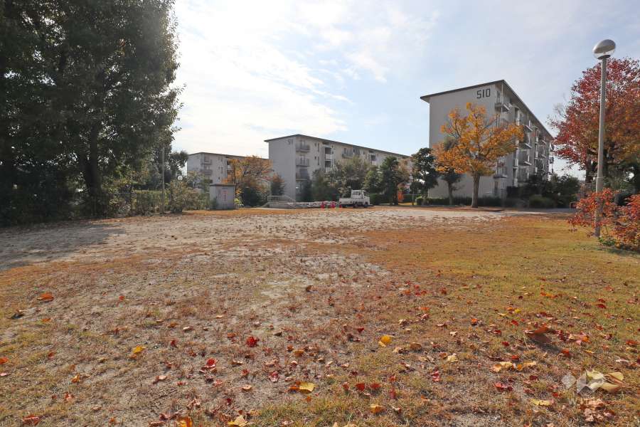 敷地南西側に面した広場