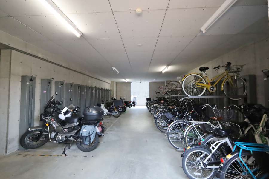 バイク置き場と駐輪場