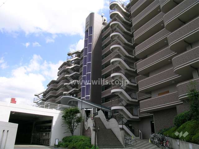 ダイアパレス吹田ウインドヒルの外観（北西側から）　エレベーターはシースルータイプです。