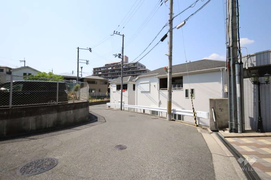 敷地西側の前面道路（南側から）