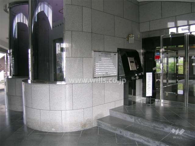 エントランスはオートロック付きです。