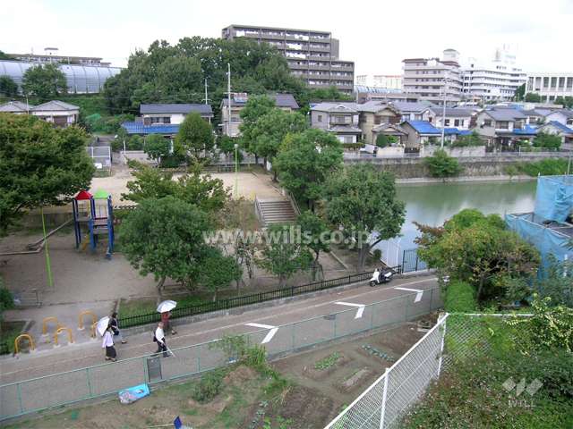 敷地の北東側には池と公園があります