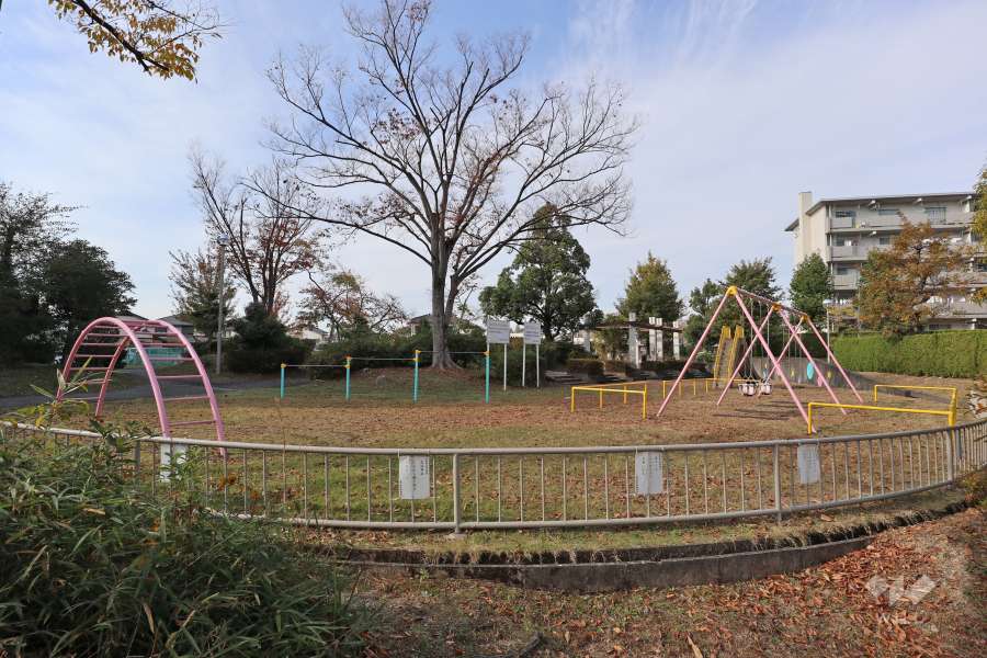 敷地内にプレイロットがあります。