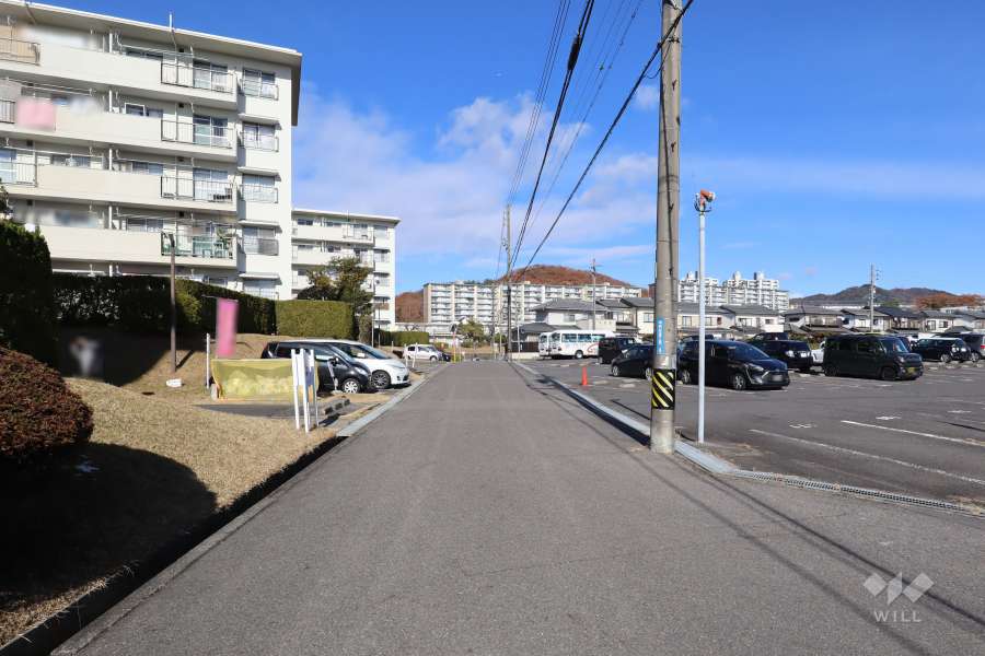 敷地東側の前面道路（南側から）
