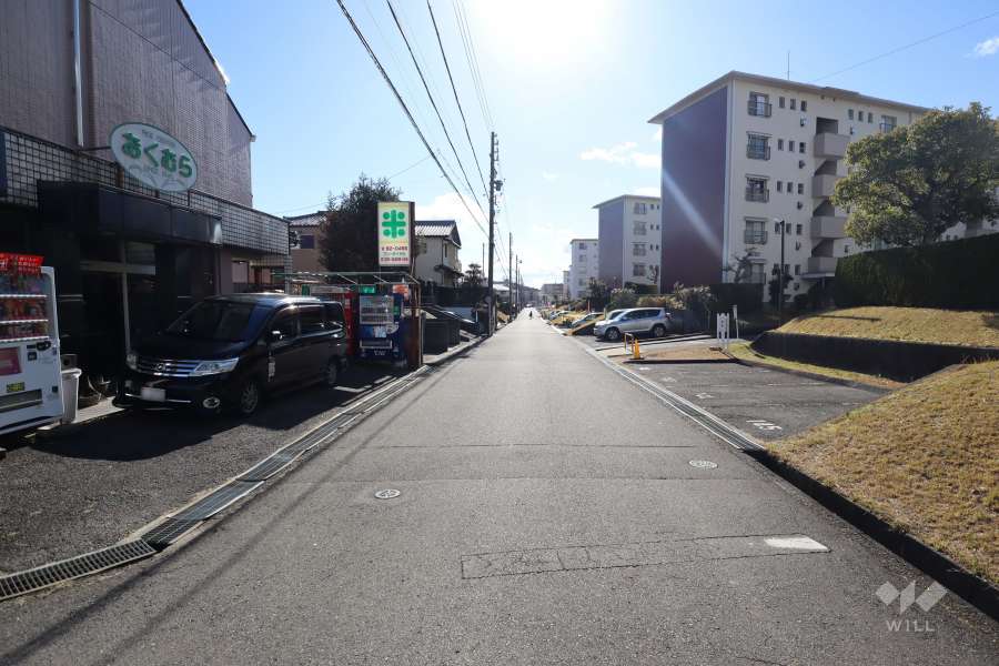 敷地東側の前面道路（北側から）