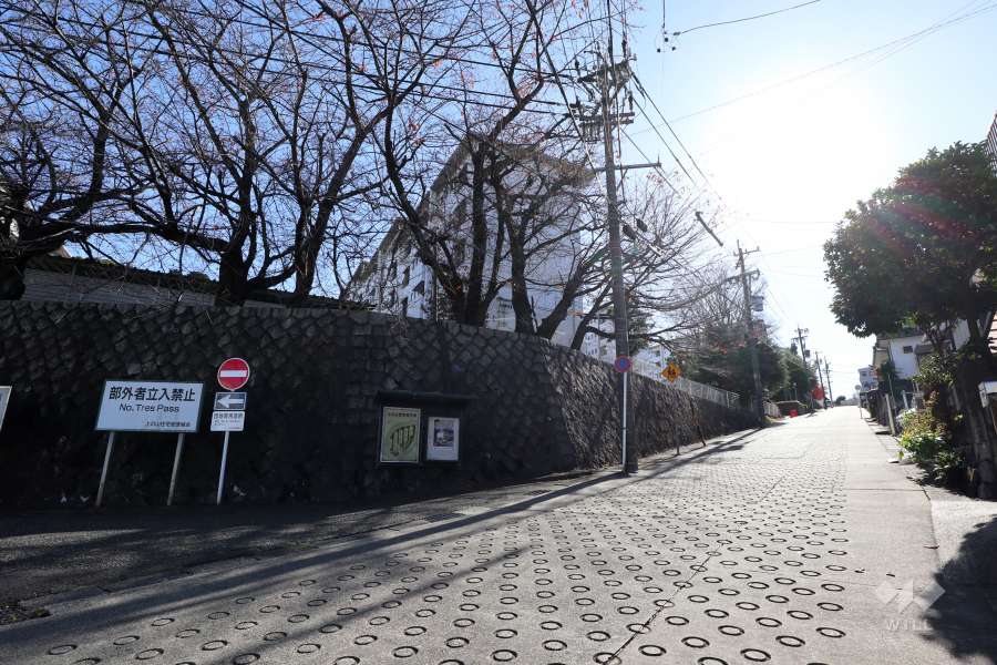敷地入り口