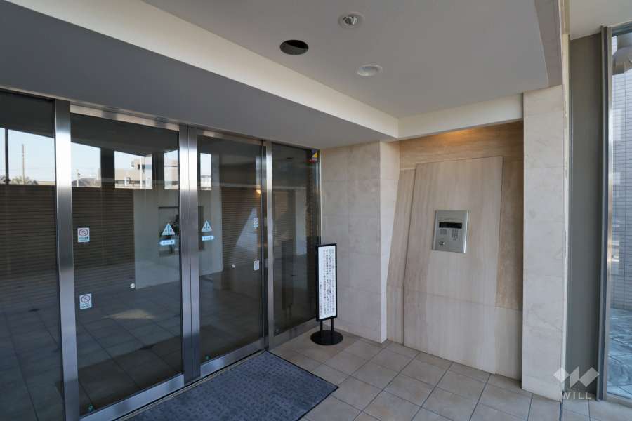 エントランスはオートロック付きです。