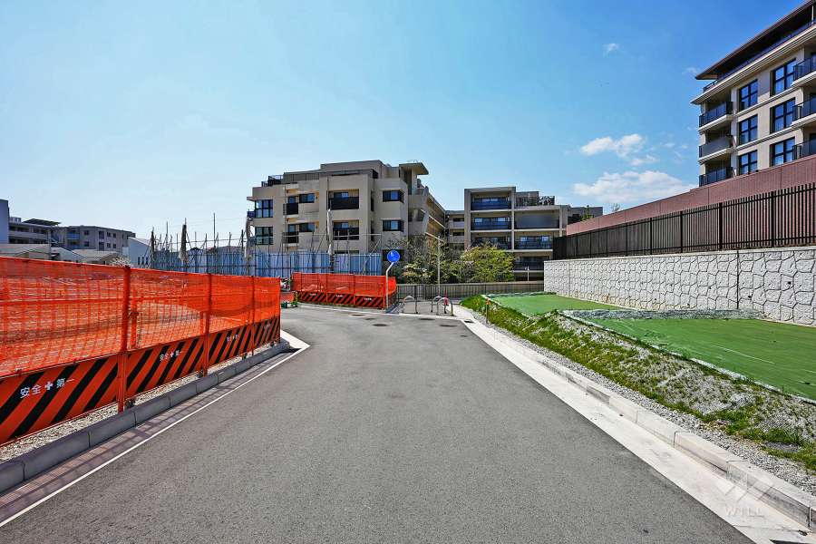 敷地南東側の前面道路（東から）