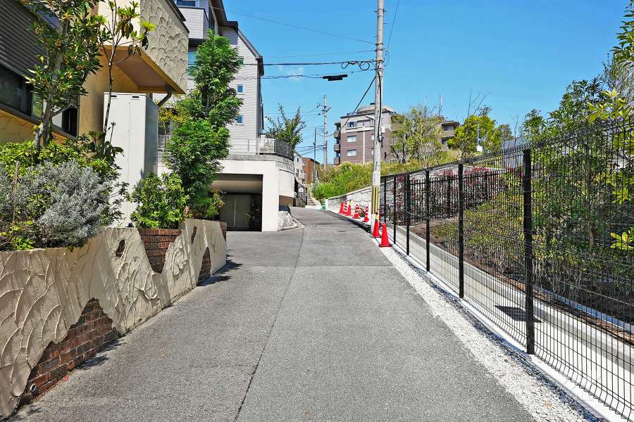 敷地北西側の前面道路（南側から）