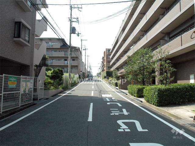 周辺は区画の整った住宅地です。