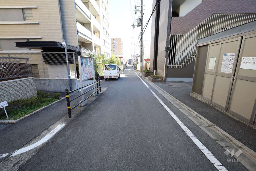 敷地南西側の前面道路(北西側から)