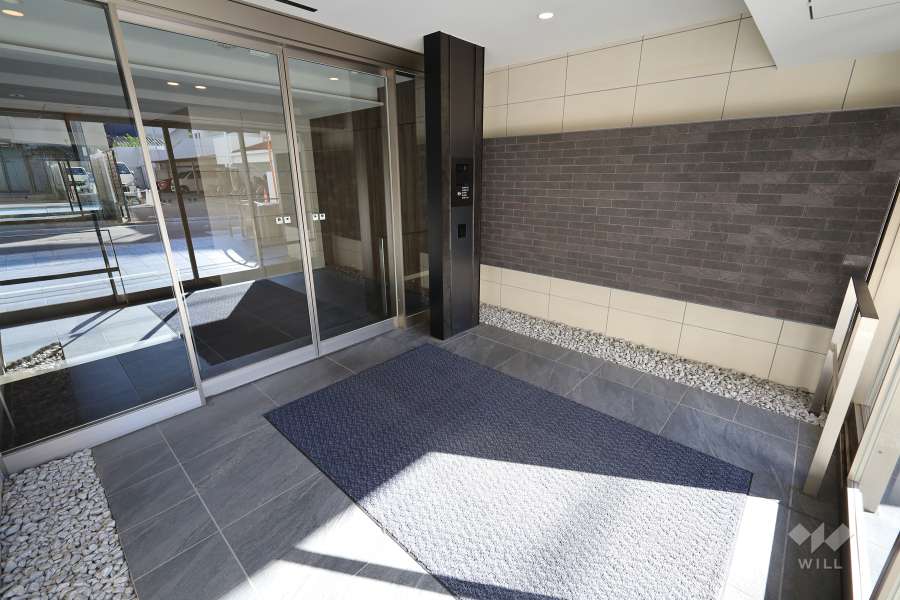 エントランスはオートロック付きです。