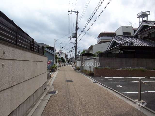 周辺の街並み（右がマンション）