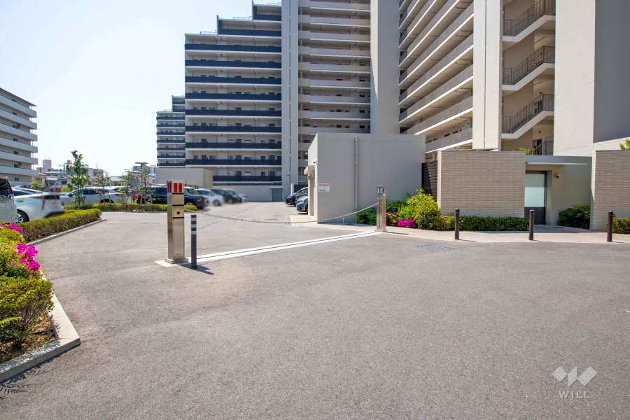 駐車場の出入り口(ロボットゲート付き）