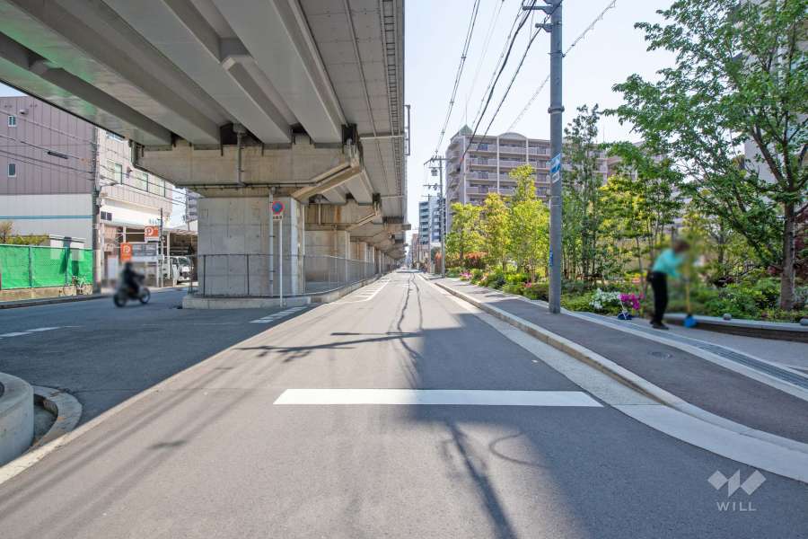 敷地北側の前面道路（西側から）