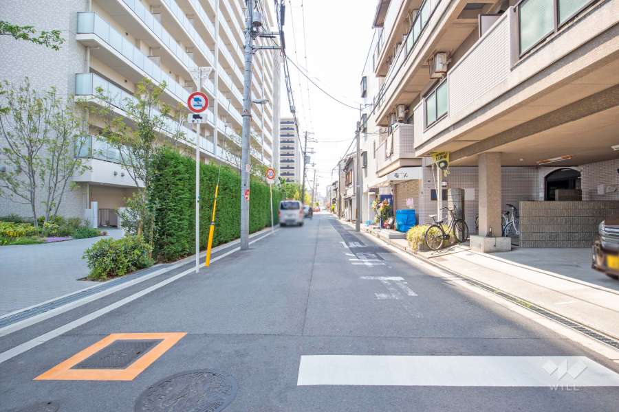 敷地西側の前面道路（北側から）