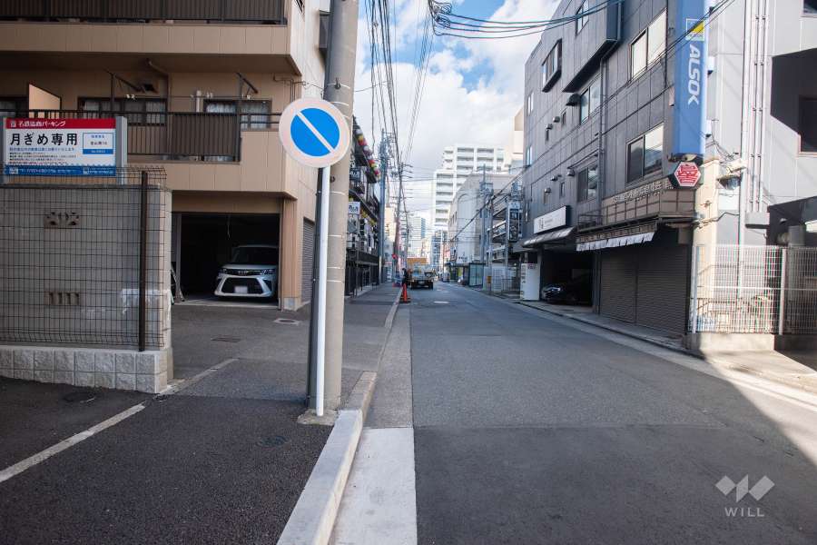 敷地東側の前面道路（南側から）