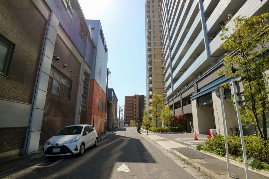 敷地の南側前面道路（東側から）