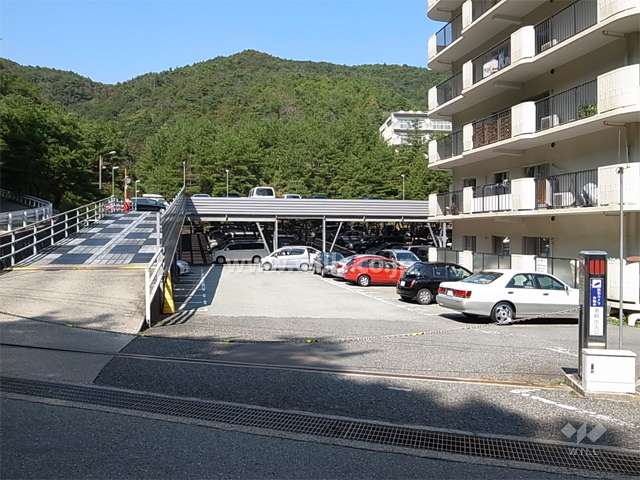 ロボットゲート付きの敷地内駐車場