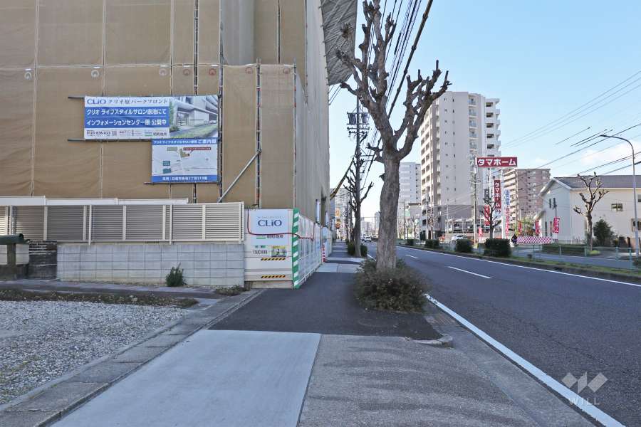 敷地北側の前面道路。名古屋市へ続く岩崎名古屋線（県道221号）が通っています。