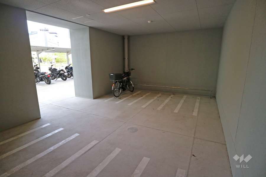 敷地東側の前面道路。交通量の多い幹線道路です。