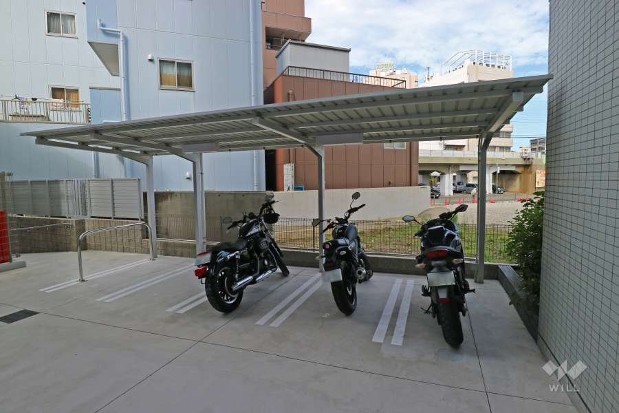 敷地西側の前面道路。交通用の少ない通りです。