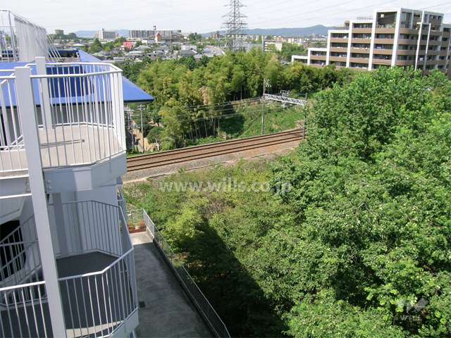 敷地の西側には阪急千里線が走っています