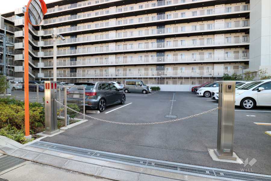駐車場の出入口（ロボットゲート付き）