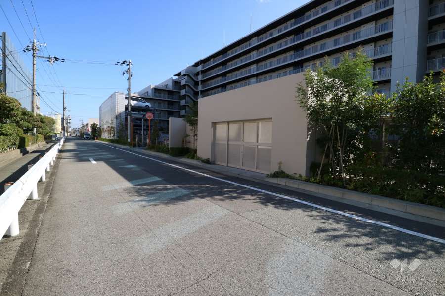 敷地北側の前面道路