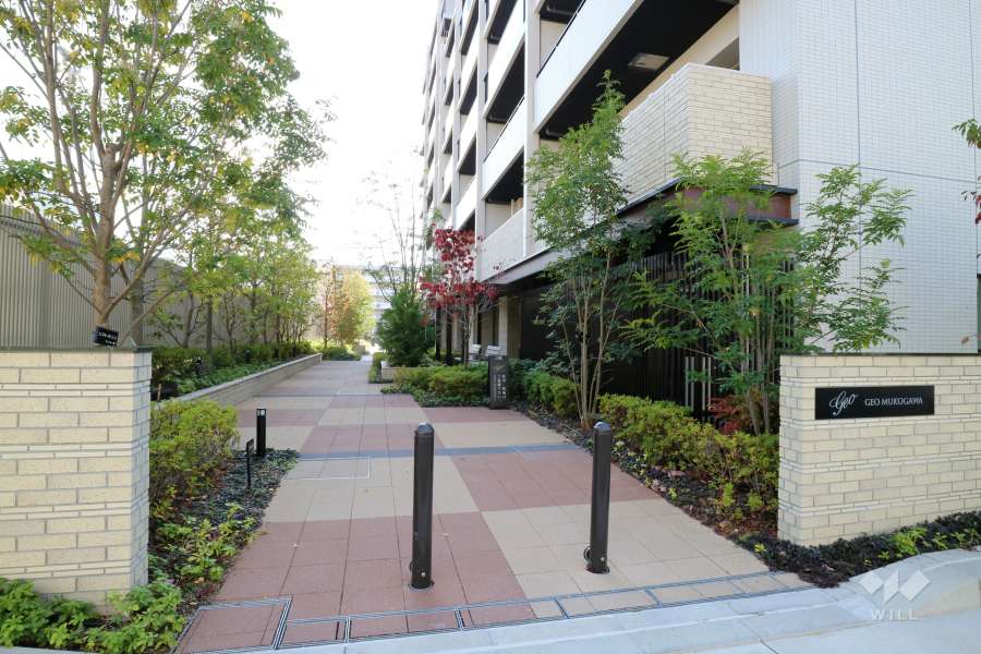 敷地北東側エントランスアプローチ